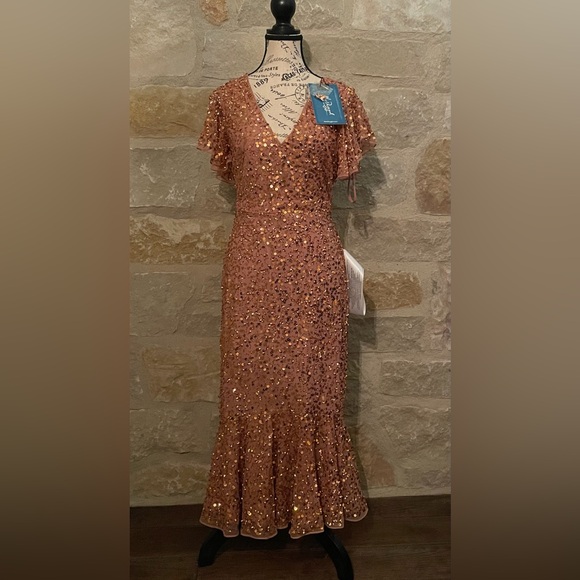 Mac Duggal Dresses & Skirts - Mac Duggal Rose Gold Sequin V-Neck Flutter Sleeve Dress | Size 2. Rose Gold